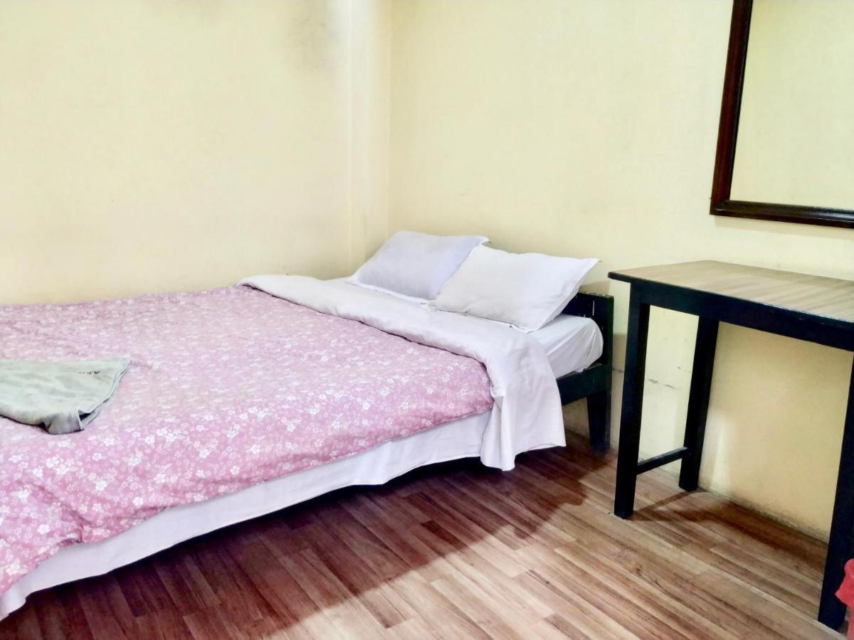 Beehive Hostel Катманду Екстериор снимка
